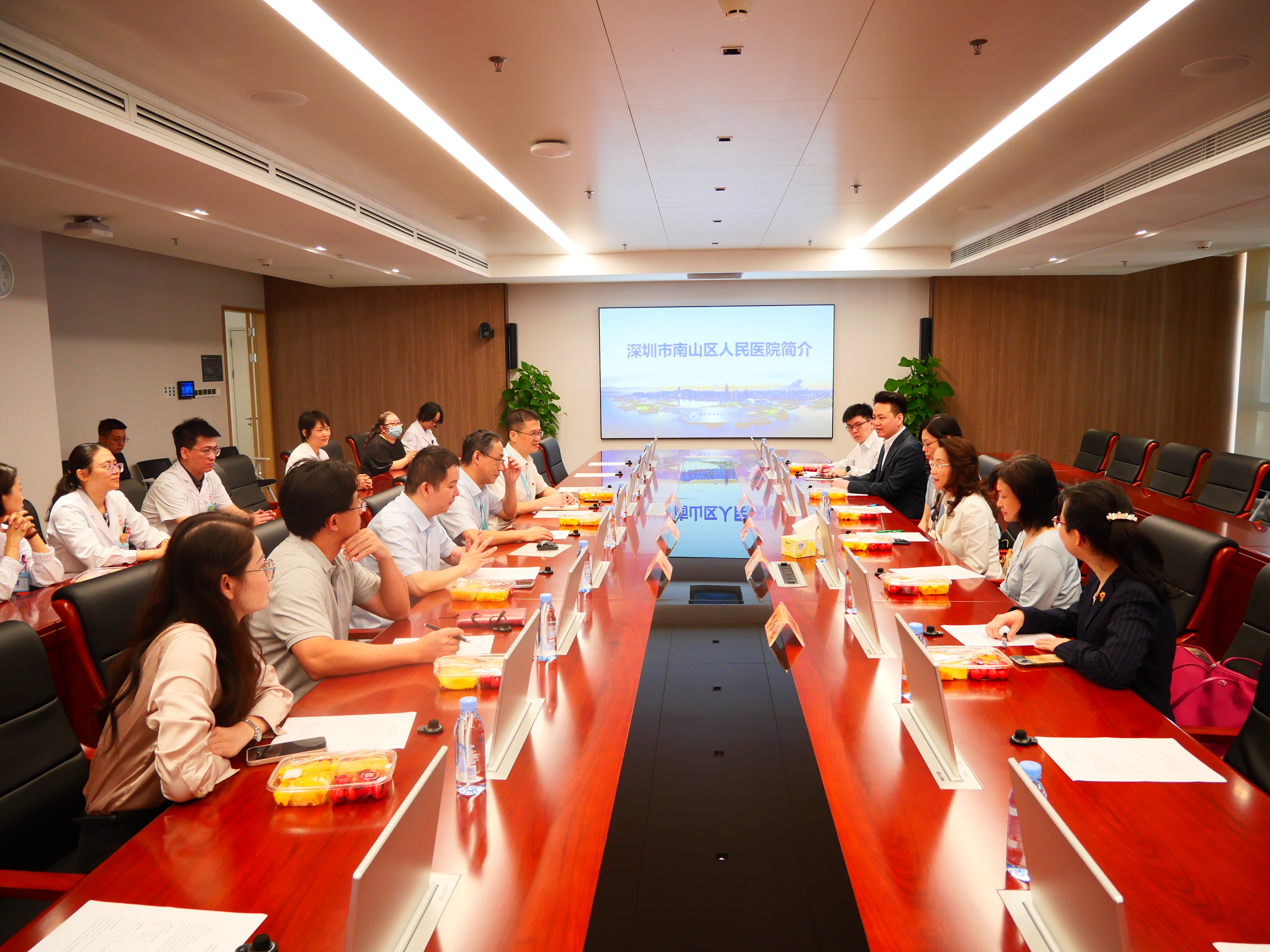 深港共绘跨境医疗新蓝图——我司携手香港医管局共赴南山医院、北大深圳医院访问交流